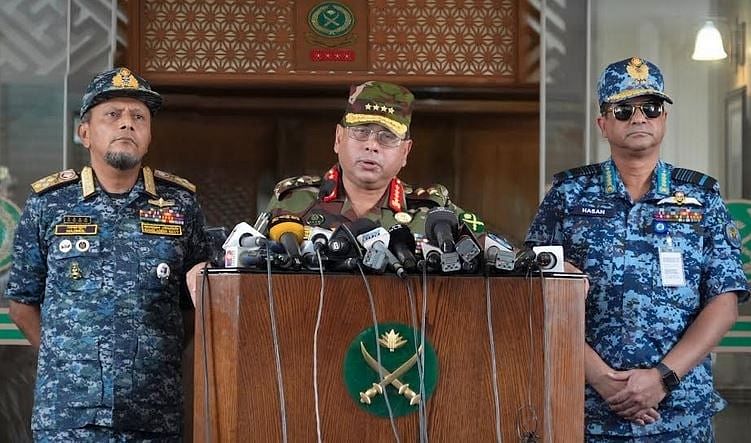 Army chief General Waker-uz-Zaman addresses a press conference at army headquarters on 7  August